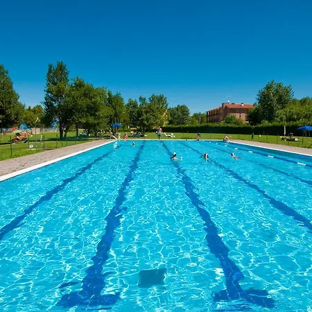 كومبيجيو ديل غاردا 4*